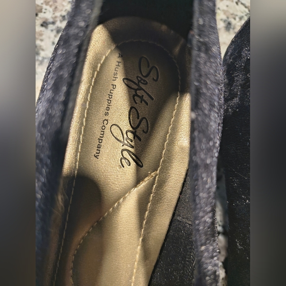Hush Puppies Soft Style Sz 7.5 Black Velvet Short Heels - Picture 2 of 10